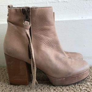 Heeled boots with wood heel